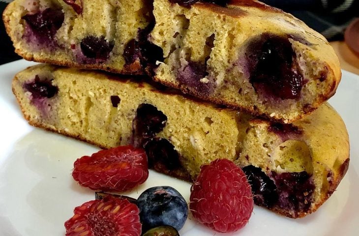 Bolo de frigideira de mirtilos