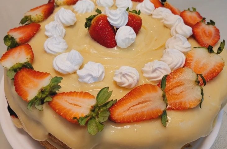 Bolo de frutas vermelhas com leite Ninho
