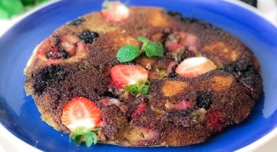 Bolo de frutas vermelhas de frigideira