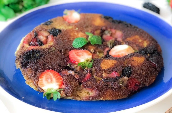 Bolo de frutas vermelhas de frigideira