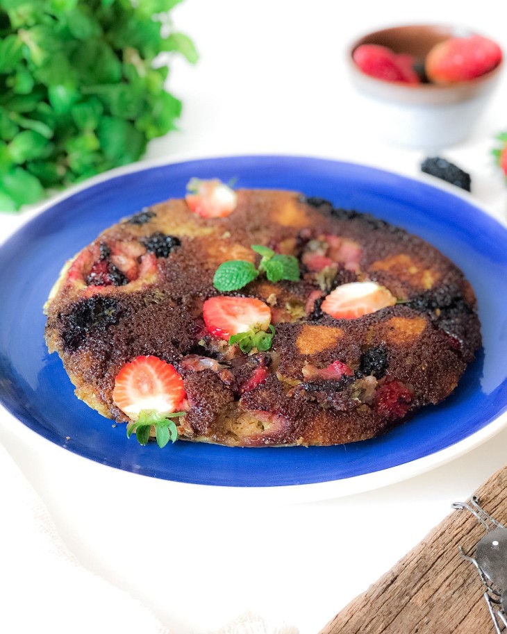 Bolo de frutas vermelhas de frigideira