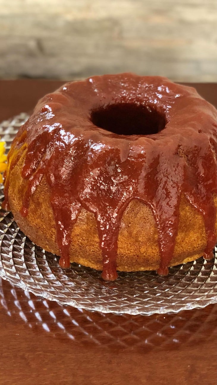 Bolo de fubá com calda de goiabada