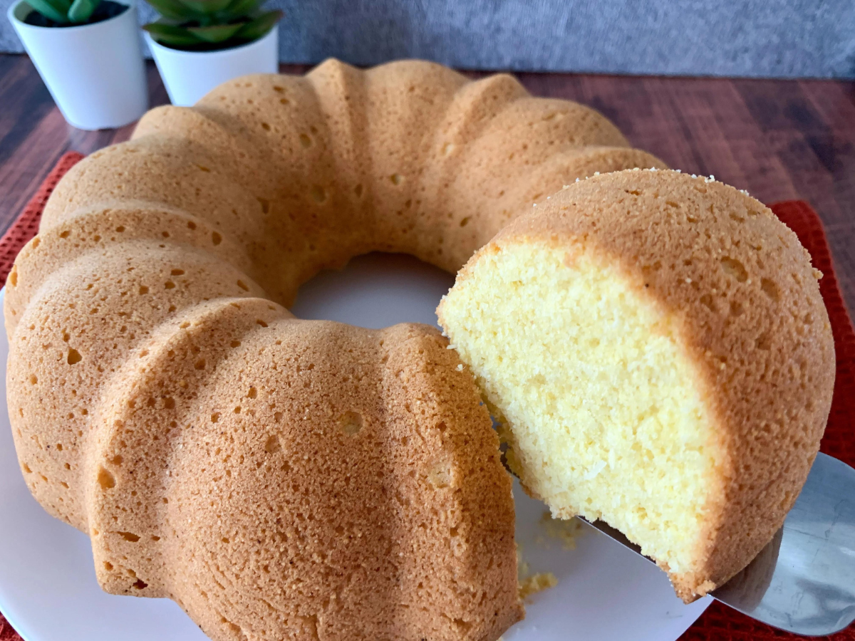 Bolo de fubá com coco simples