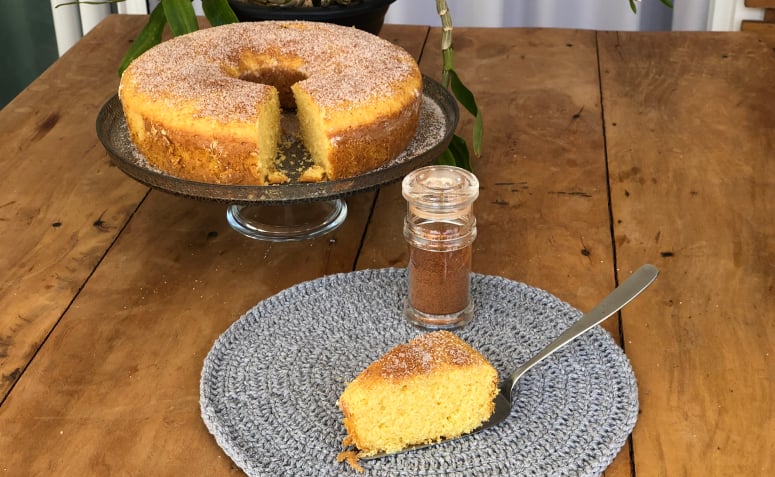 Bolo de fubá com creme de leite