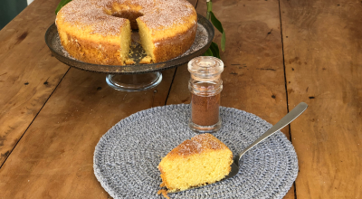 Bolo de fubá com creme de leite
