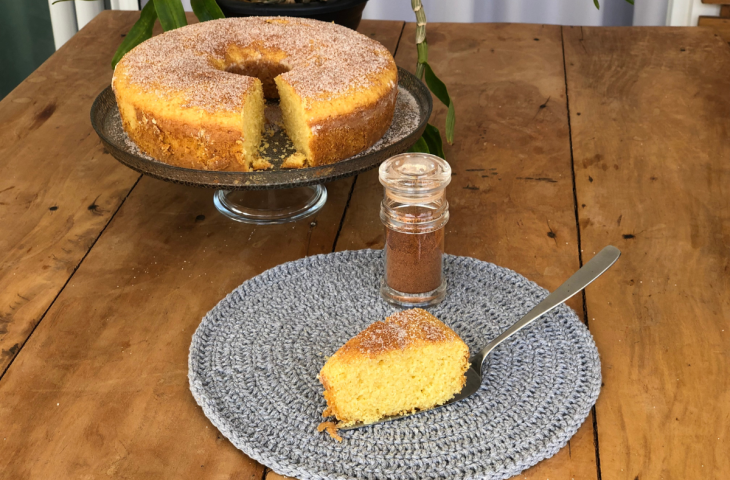 Bolo de fubá com creme de leite