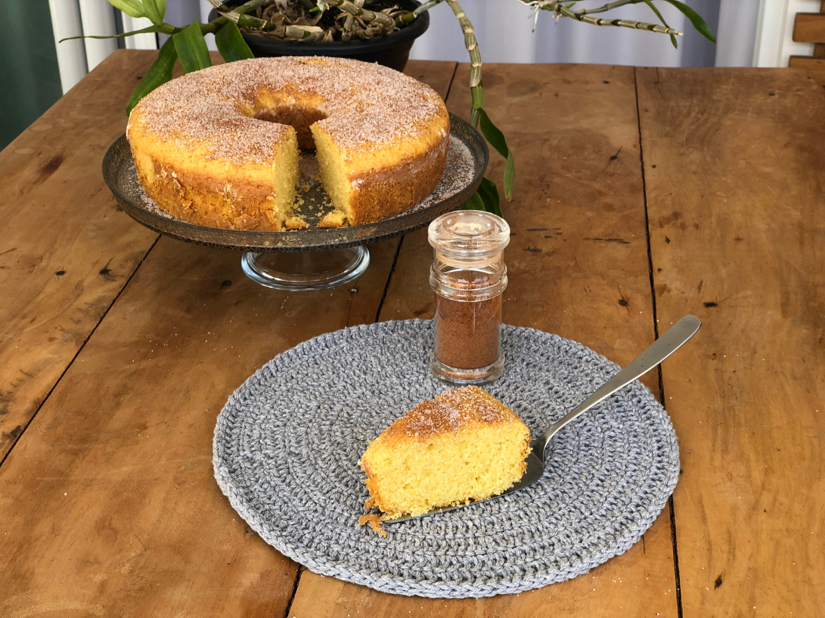 Bolo de fubá com creme de leite