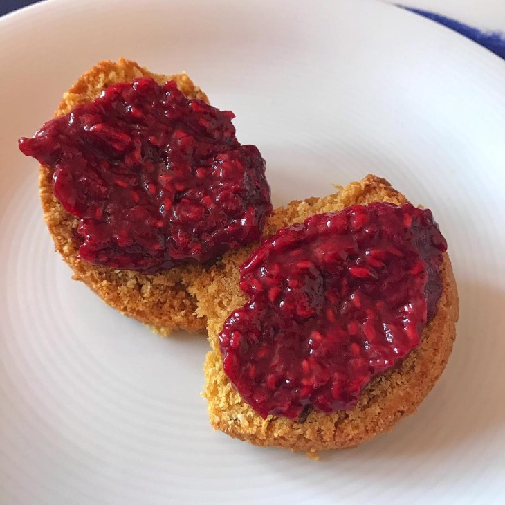 Bolo de fubá com framboesa vegano