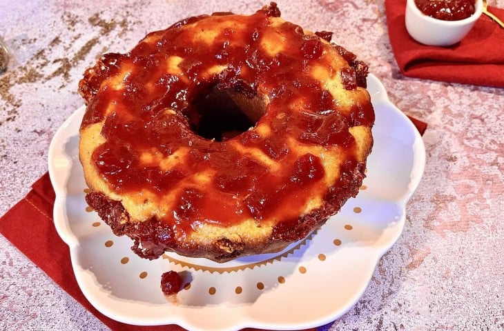 Bolo de fubá com goiabada