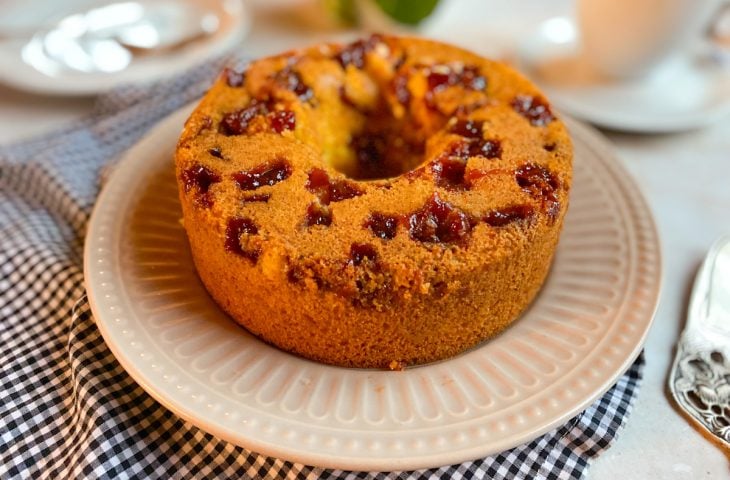 Bolo de fubá com goiabada e requeijão