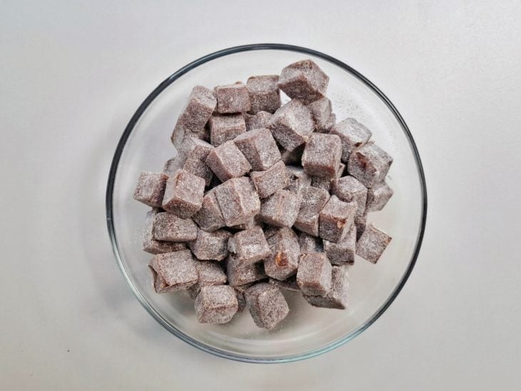 Uma tigela com a goiabada em cubinhos enfarinhada.