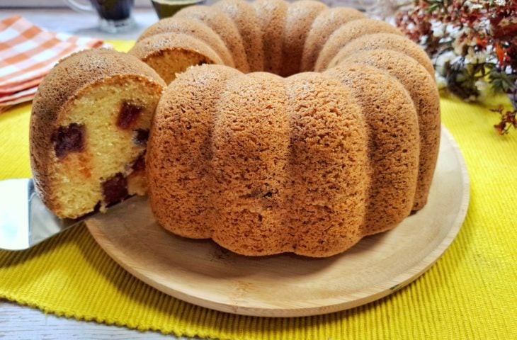 Bolo de fubá com goiabada fácil e rápido