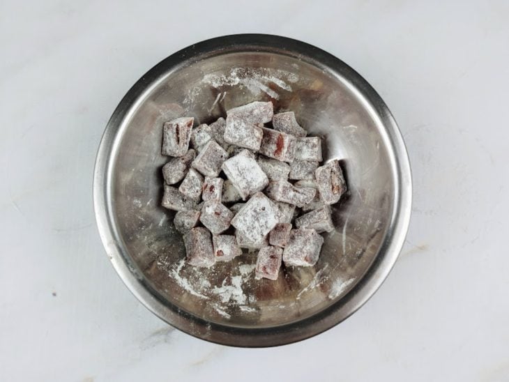 Cubos de goiabada empanados na farinha de trigo.