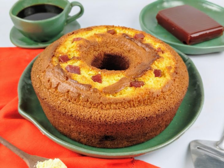 Bolo de fubá com goiabada simples pronto para consumo.