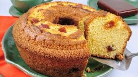 Bolo de fubá com goiabada simples