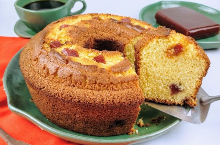 Bolo de fubá com goiabada simples