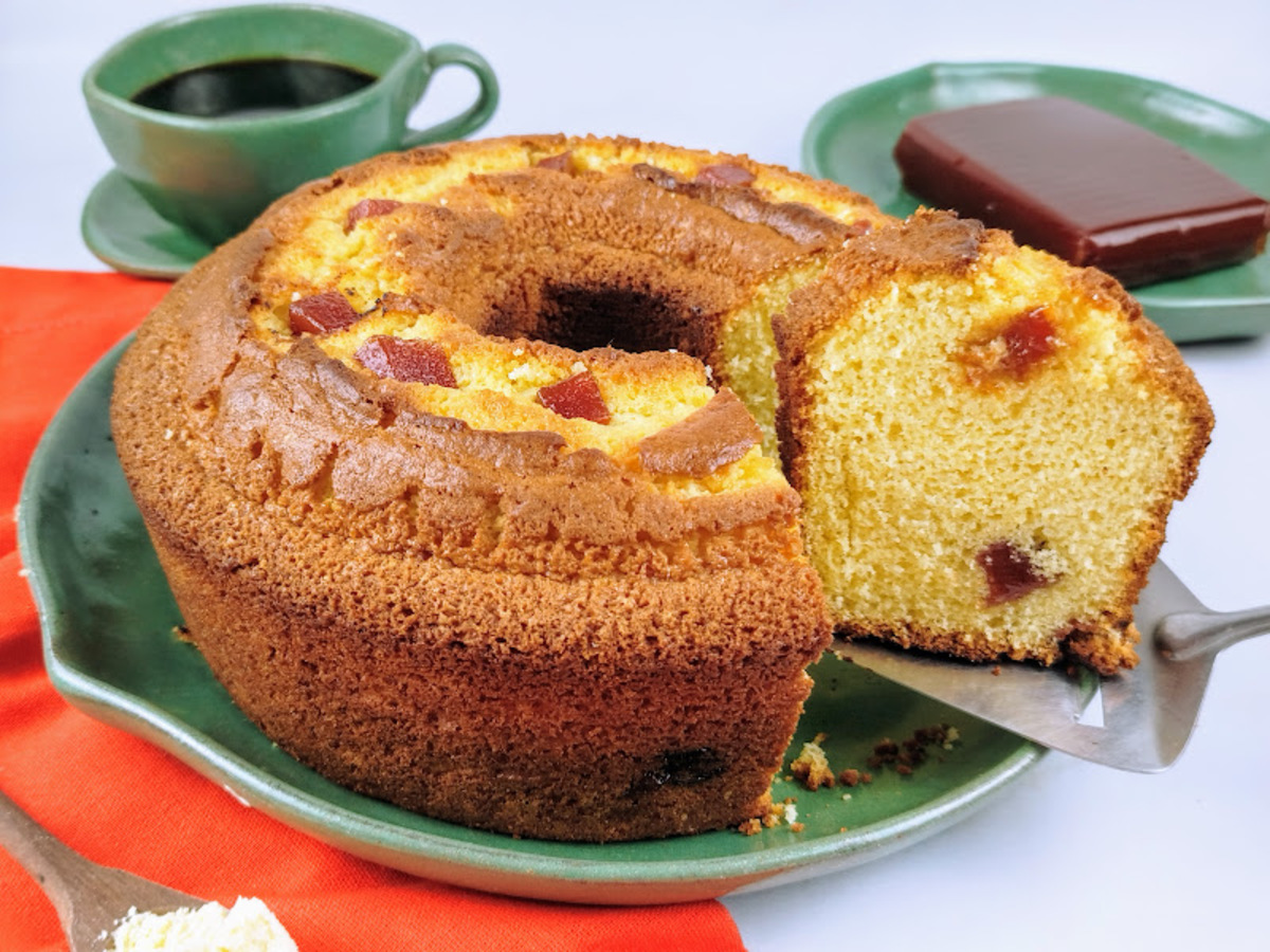 Bolo de fubá com goiabada simples
