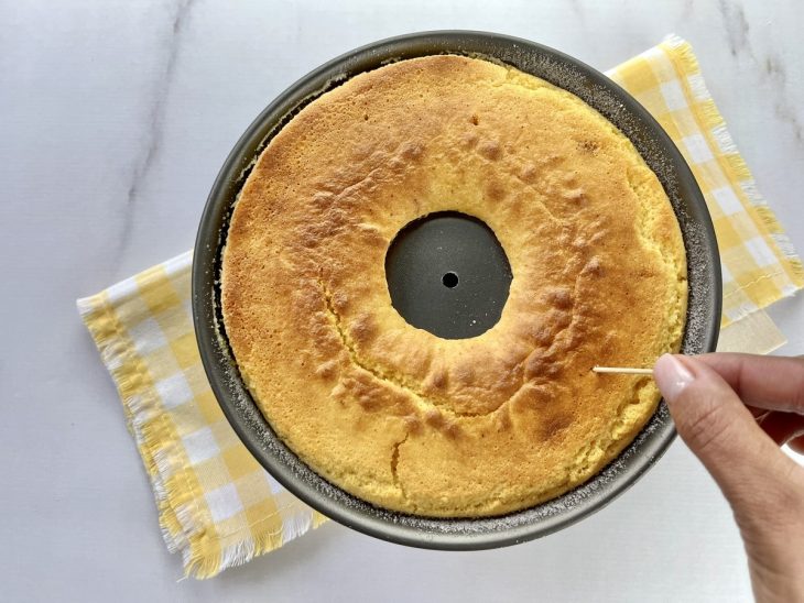 Uma forma contendo bolo de fubá com leite de coco.