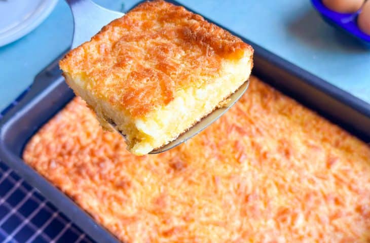 Bolo de fubá com queijo minas
