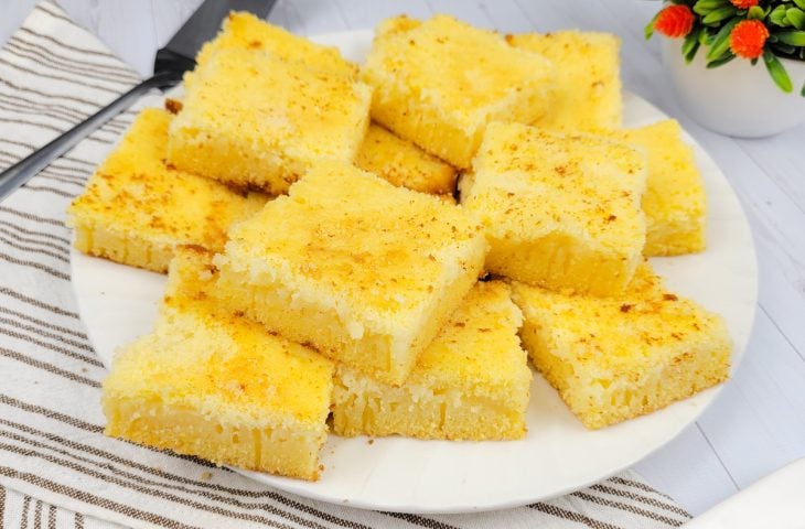 Bolo de fubá com queijo