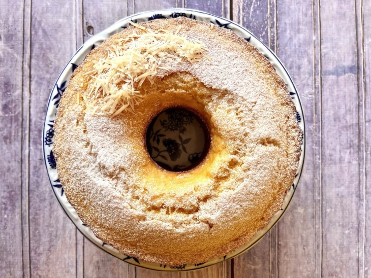 Um bolo de fubá com queijo ralado.