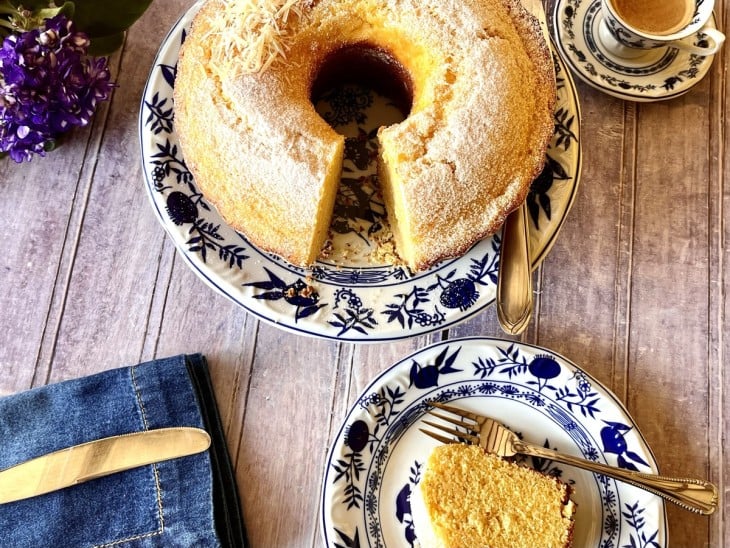 Um bolo de fubá com queijo ralado.