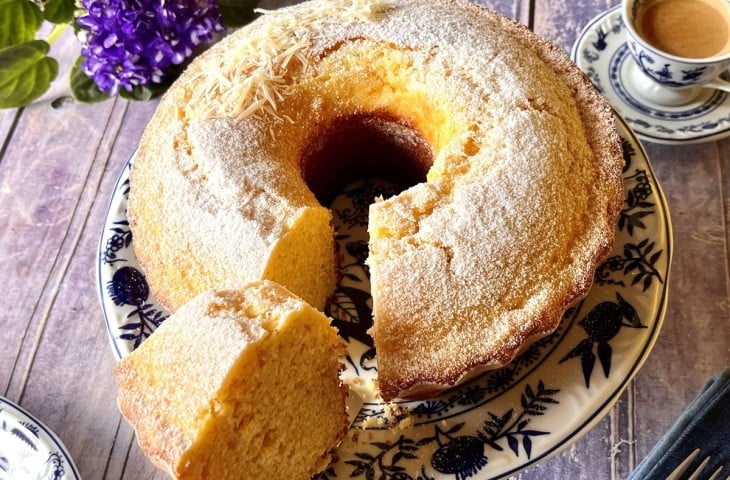 Bolo de fubá com queijo ralado