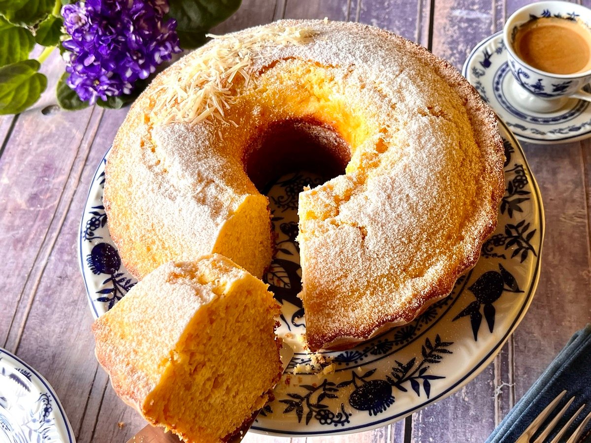 Bolo de fubá com queijo ralado