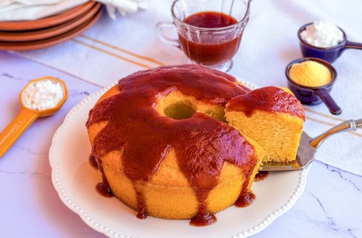 Bolo de fubá com requeijão e goiabada