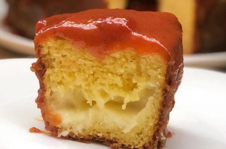 Bolo de fubá com requeijão e goiabada