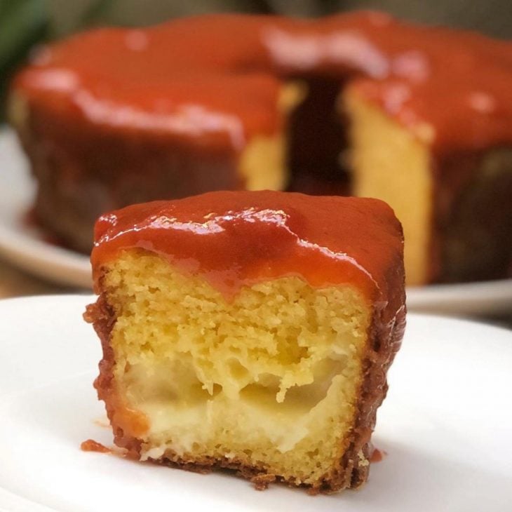 Bolo de fubá com requeijão e goiabada