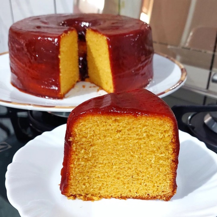 Bolo de fubá com suco de laranja