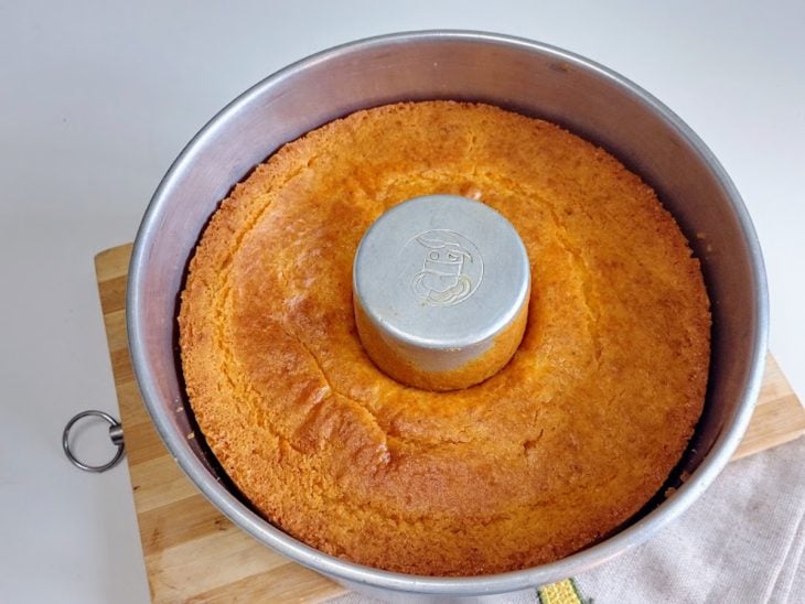 Um forma contendo bolo de fubá cozido.