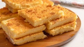 Bolo de fubá cremoso com leite condensado