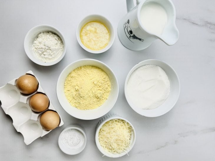 Ingredientes para a receita de bolo de fubá cremoso fácil.