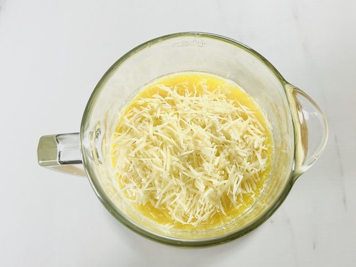 Ovos, açúcar, queijo e leite no liquidificador.