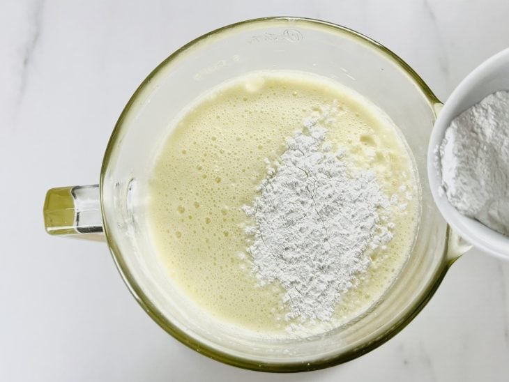 Fubá, farinha de trigo e fermento adicionados.