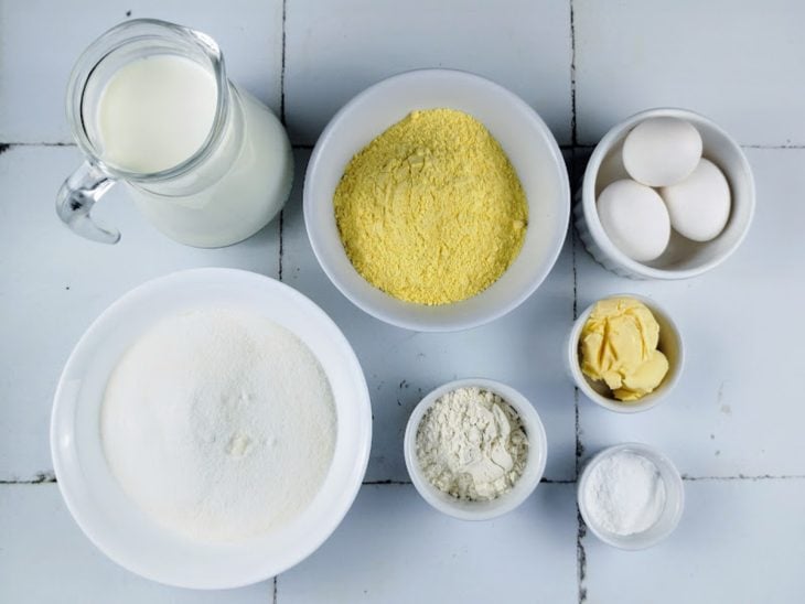 ingredientes reunidos para fazer bolo de fubá cremoso