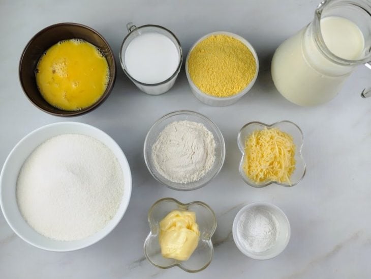 Ingredientes reunidos em uma bancada.