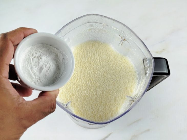 Açúcar, fubá, farinha de trigo, coco ralado e fermento adicionados ao liquidificador.