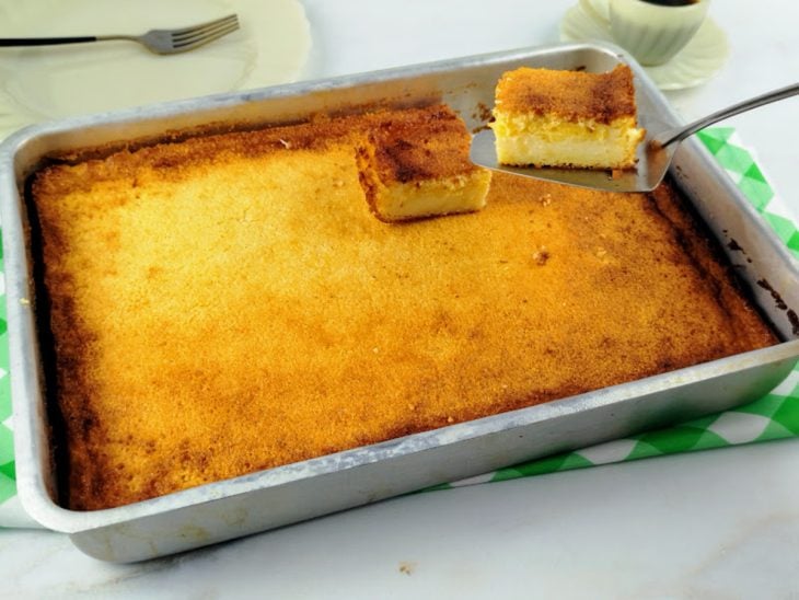Bolo de fubá cremoso pronto para consumo.