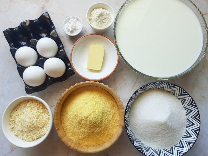 ingredientes reunidos para fazer bolo de fubá cremoso tradicional