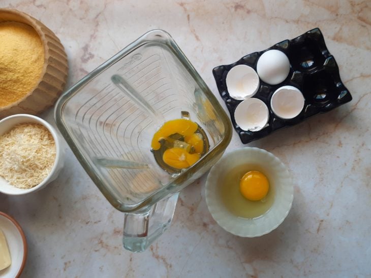 ingredientes reunidos para fazer bolo de fubá cremoso tradicional