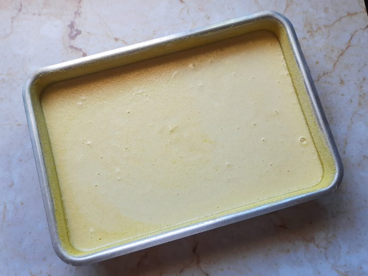 forma com massa de bolo de fubá