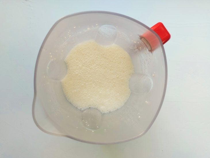 Um liquidificador com a mistura de leite, ovos, manteiga e açúcar.
