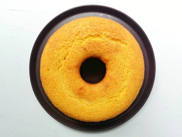 Bolo de fubá mimoso desenformado.