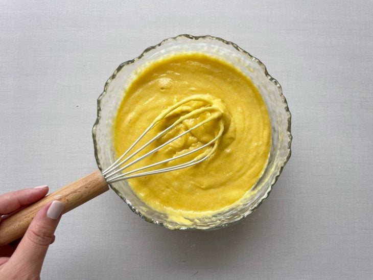Ingredientes misturados com os ovos e a nata.