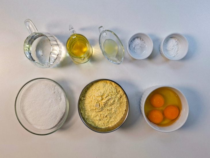 Ingredientes separados sobre a bancada.