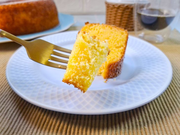 Bolo de fubá sem leite servido.