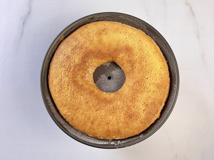 Bolo de fubá simples e fácil assado na forma.